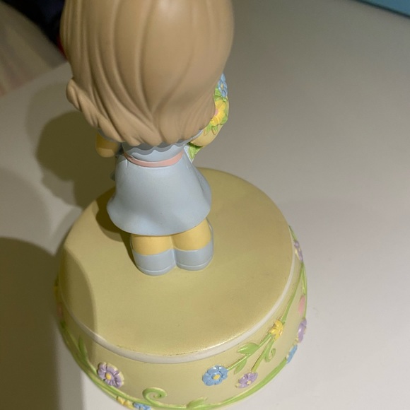 Precious Moment Figure with Musical Tunes - Picture 4 of 8